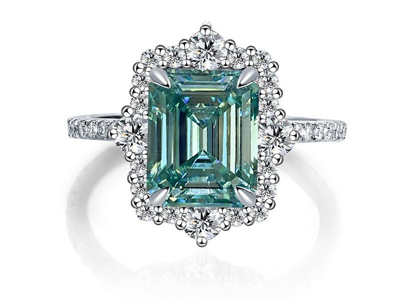 New S925 silver gold-plated 8x10mm 4-carat green moissanite diamond ring is selling well
